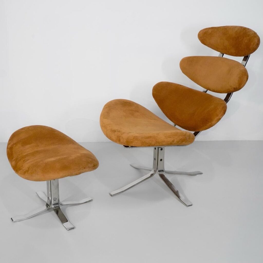 Scandinavian Modern, Modelo Es 5, designer Poul M. Volther, 1964, revestida em Camurça natural com banqueta.