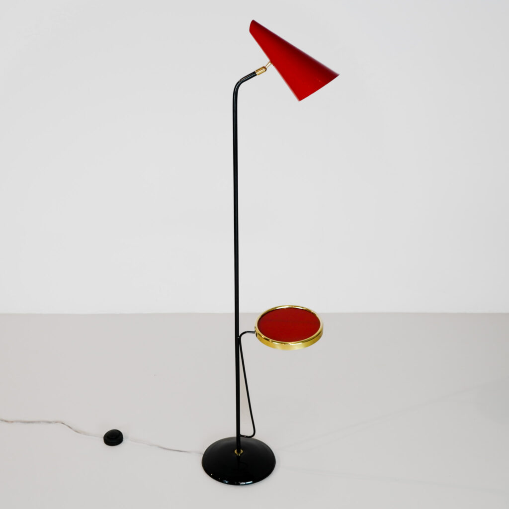 Luminária de piso em metal com mesa de apoio, déc. 50