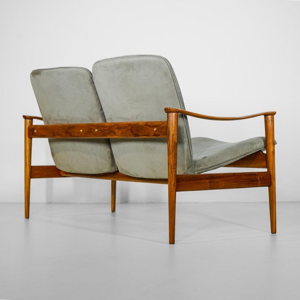 Namoradeira Fredrik Kayser (Dinamarca) para Vatne Lenestolfabrikk (Noruega), 1960, em Teca maciça. ‘Model 711’