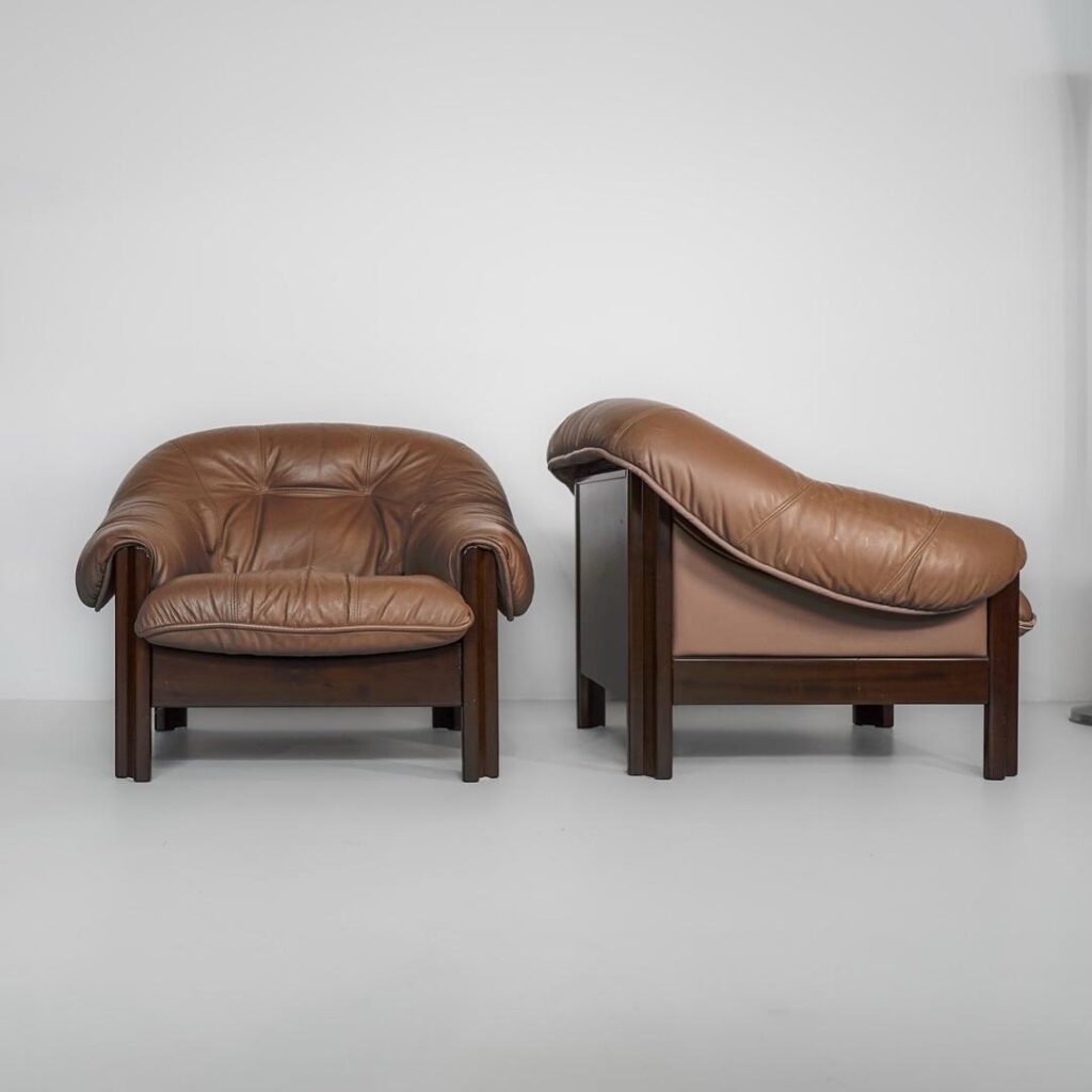 Designer Jean Gillon, par de poltronas em couro e Imbuia, década de 70