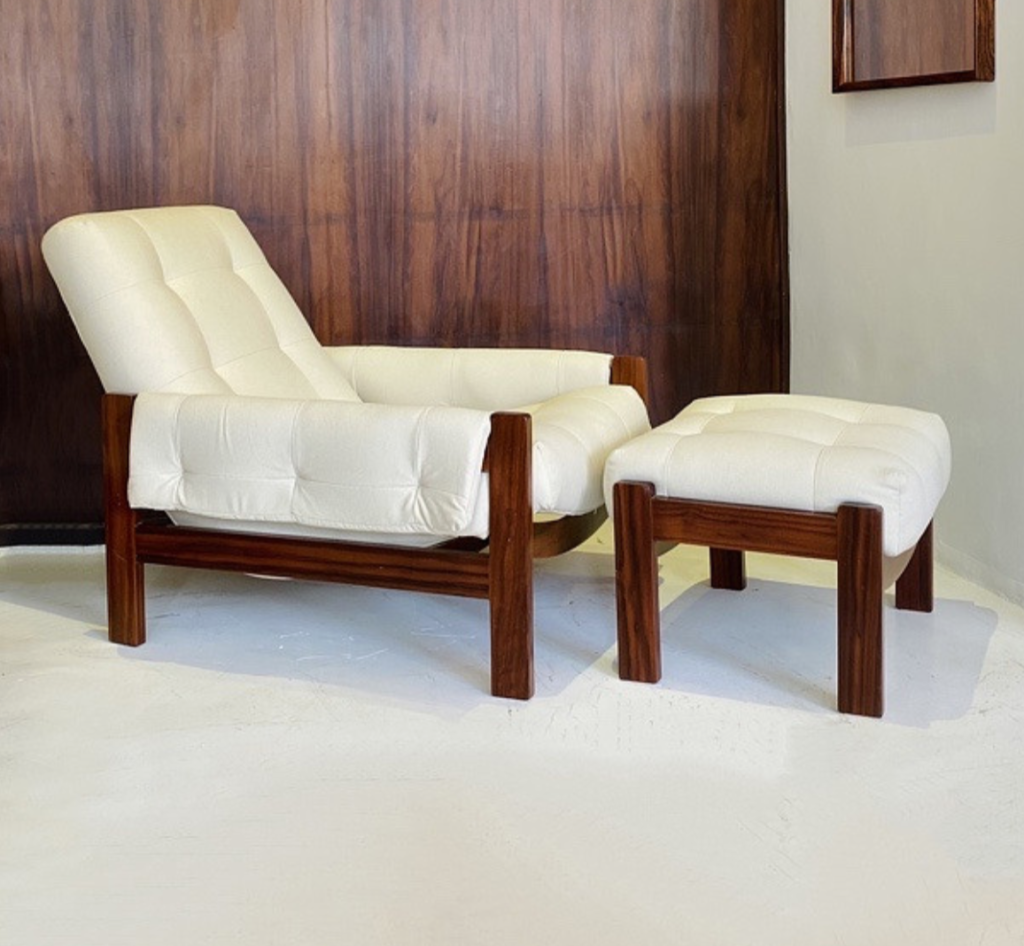 Poltrona Dec de 60 com banqueta, madeira jatoba revestida em lona 100% algodao