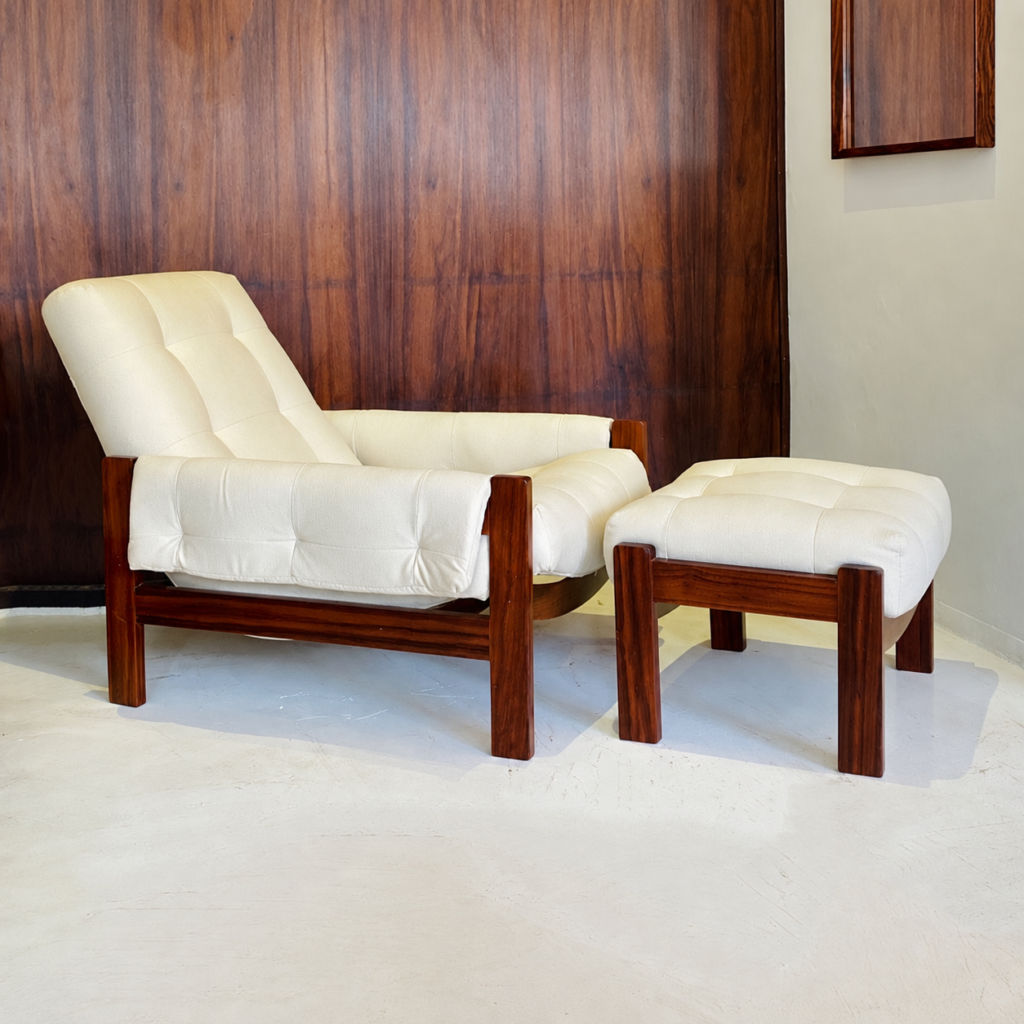 Poltrona com banqueta