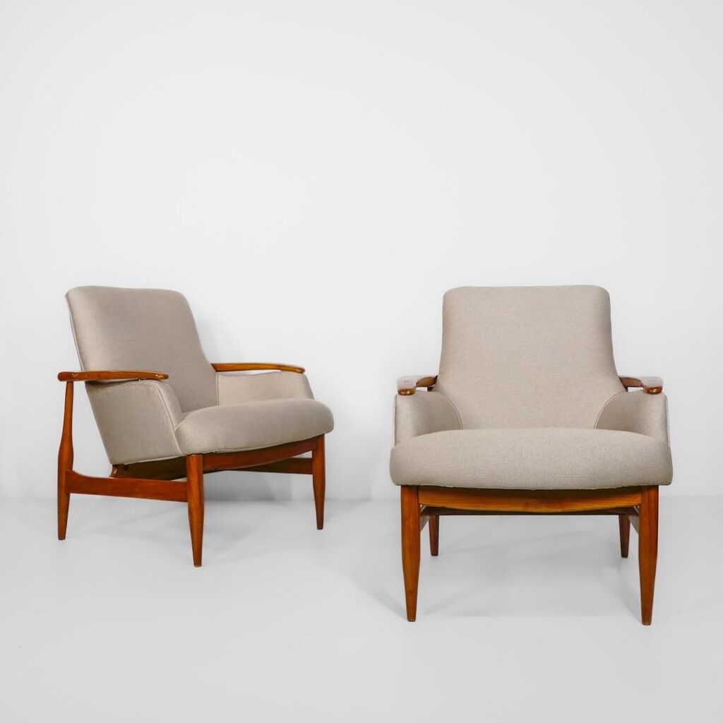 Par de poltronas escandinavas, déc de 60, em Teca maciça e estofado em linho.