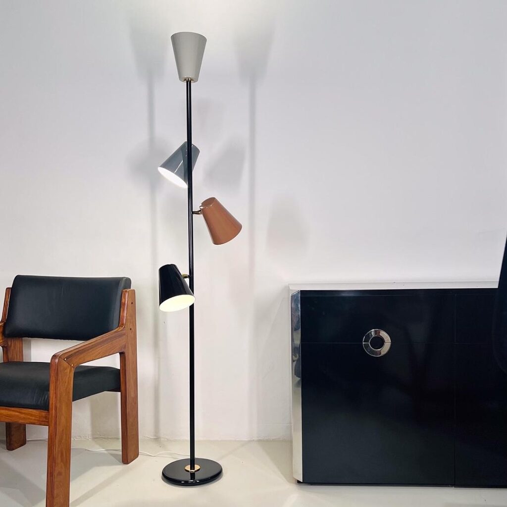 Luminária de piso italiana, década de 60 em metal com pintura e metal dourado polido.