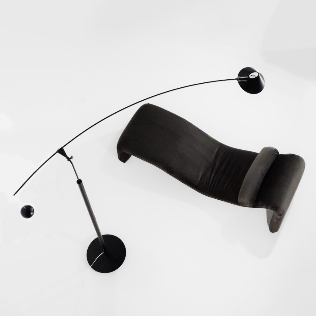 Luminária de piso ‘Lettura’ – Artemide, Itália, década de 80. Contrapeso restaurado