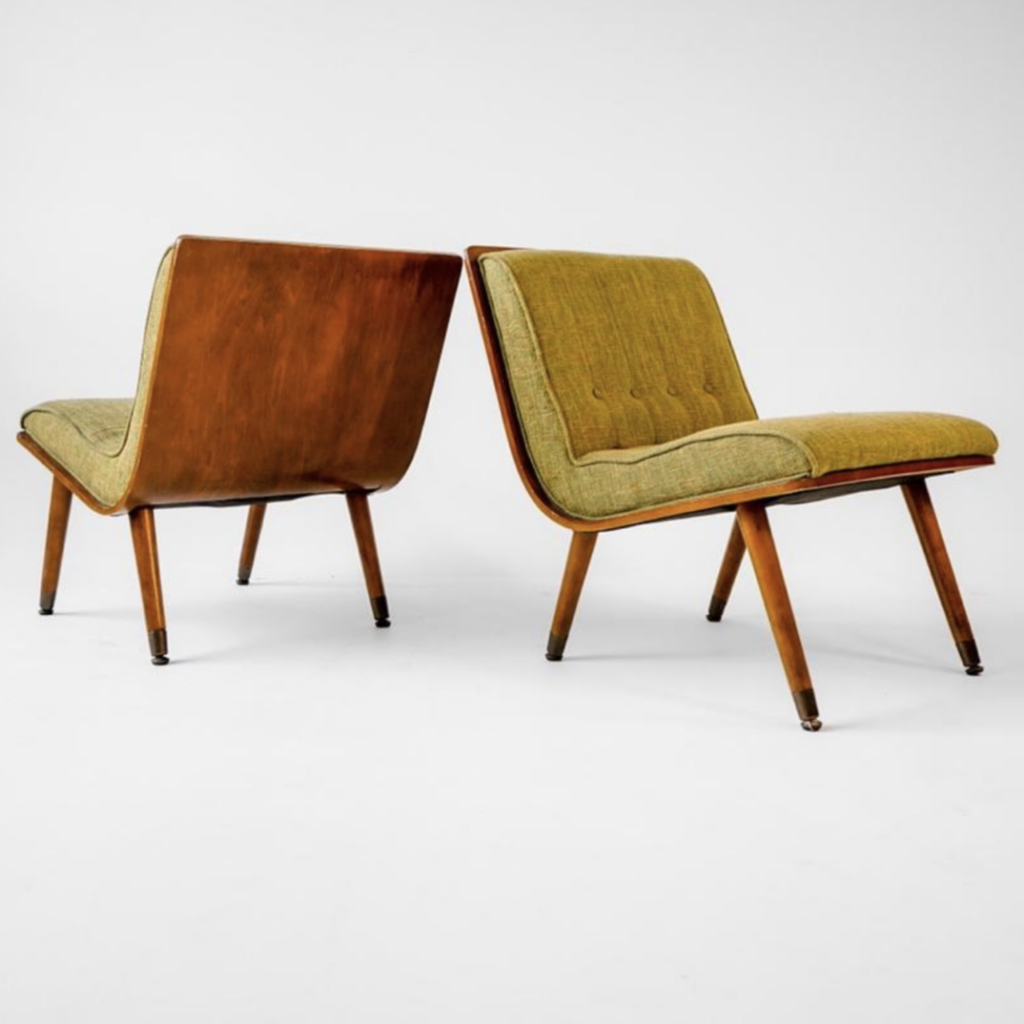 Par de poltronas mid-century americanas, em nogueira, com pés metálicos articulados.