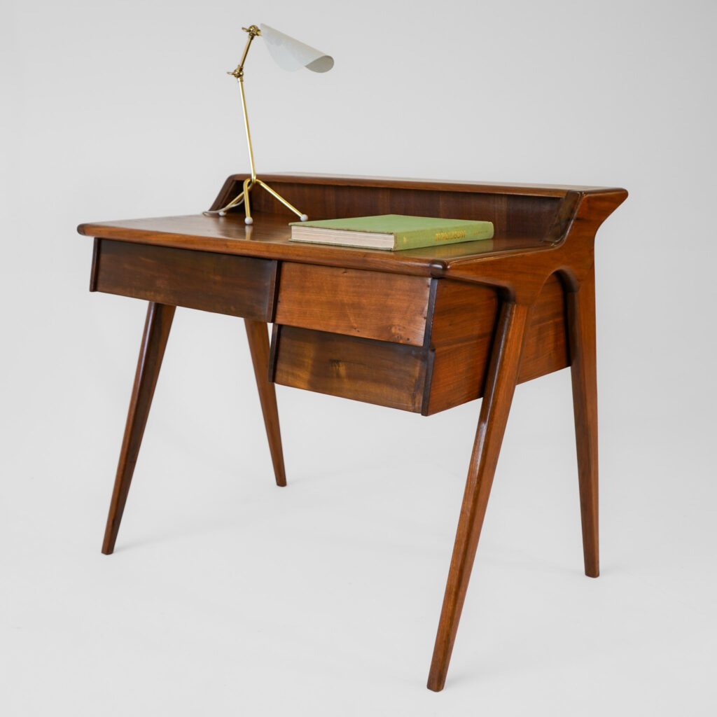 Bureau Italiano, escrivaninha modernista em Cedro europeu maciço, década de 60