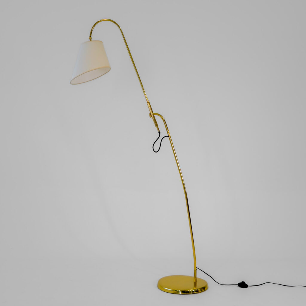 Luminária de piso italiana dos anos 1960, em metal dourado, com haste ajustável e braço articulado. Cúpula em pergaminho