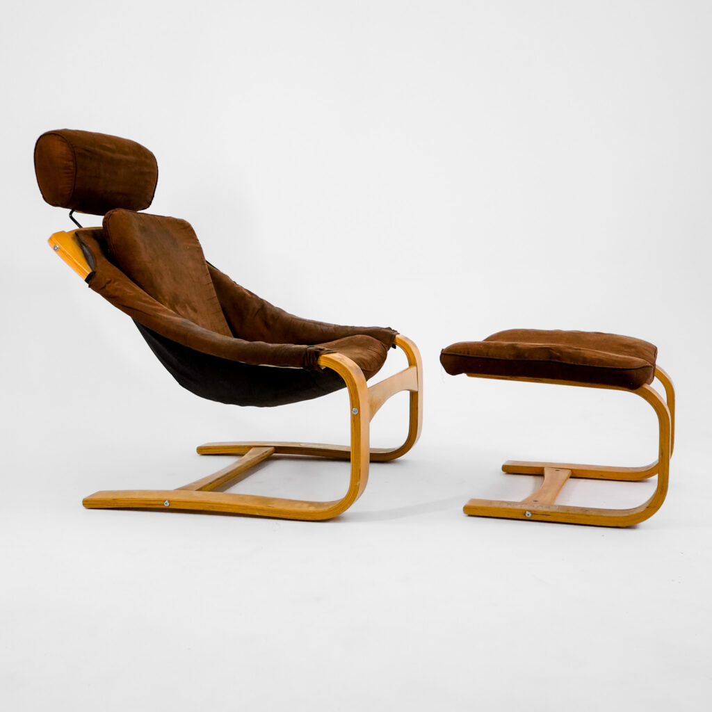 Designer Åke Fribytter(Suécia) para a Nelo, 1970, destacando-se por sua estrutura de madeira curvada e assento em couro marrom.