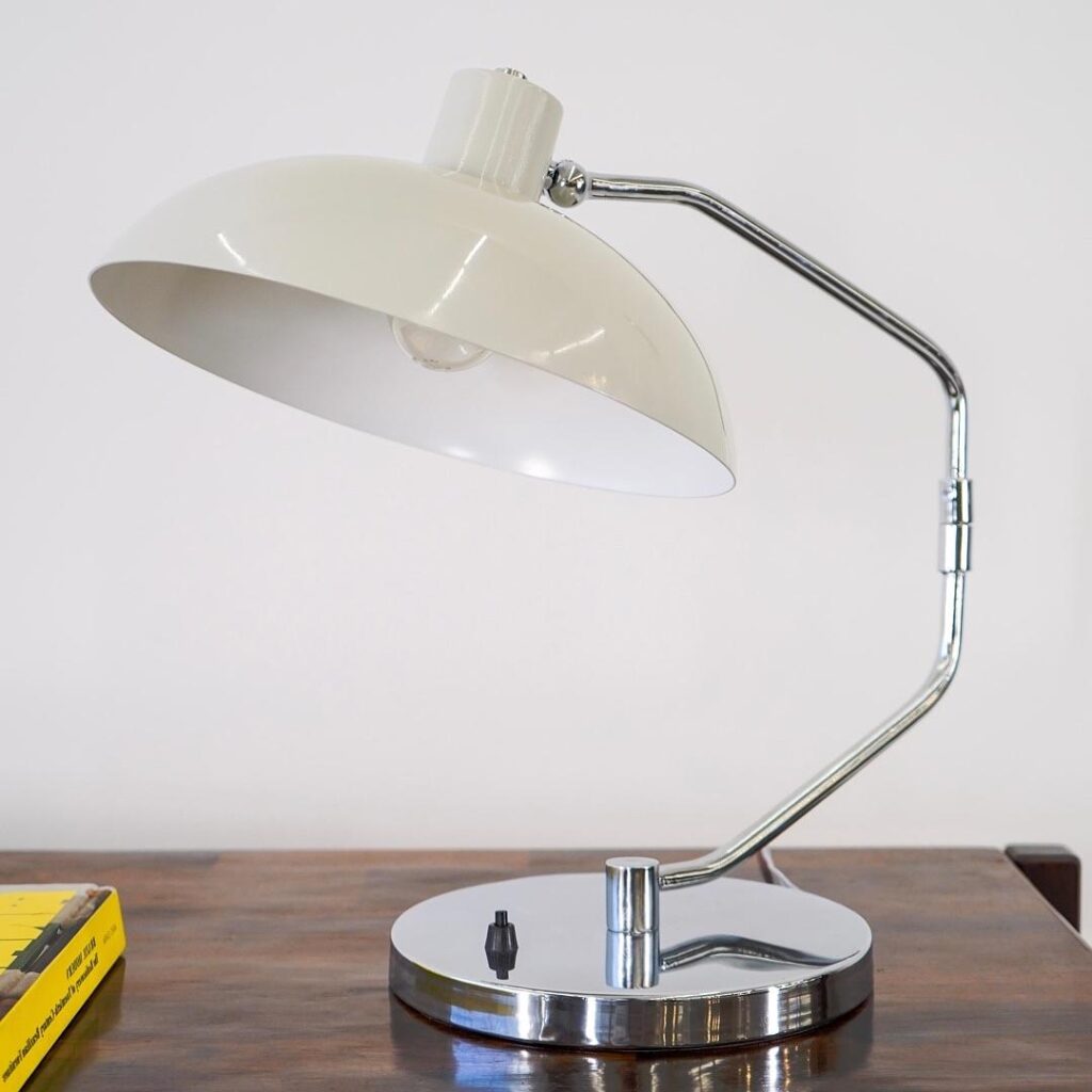MitchieLamp – Luminária de mesa articulável desenhada em 1952 por Clay Mitchie.
