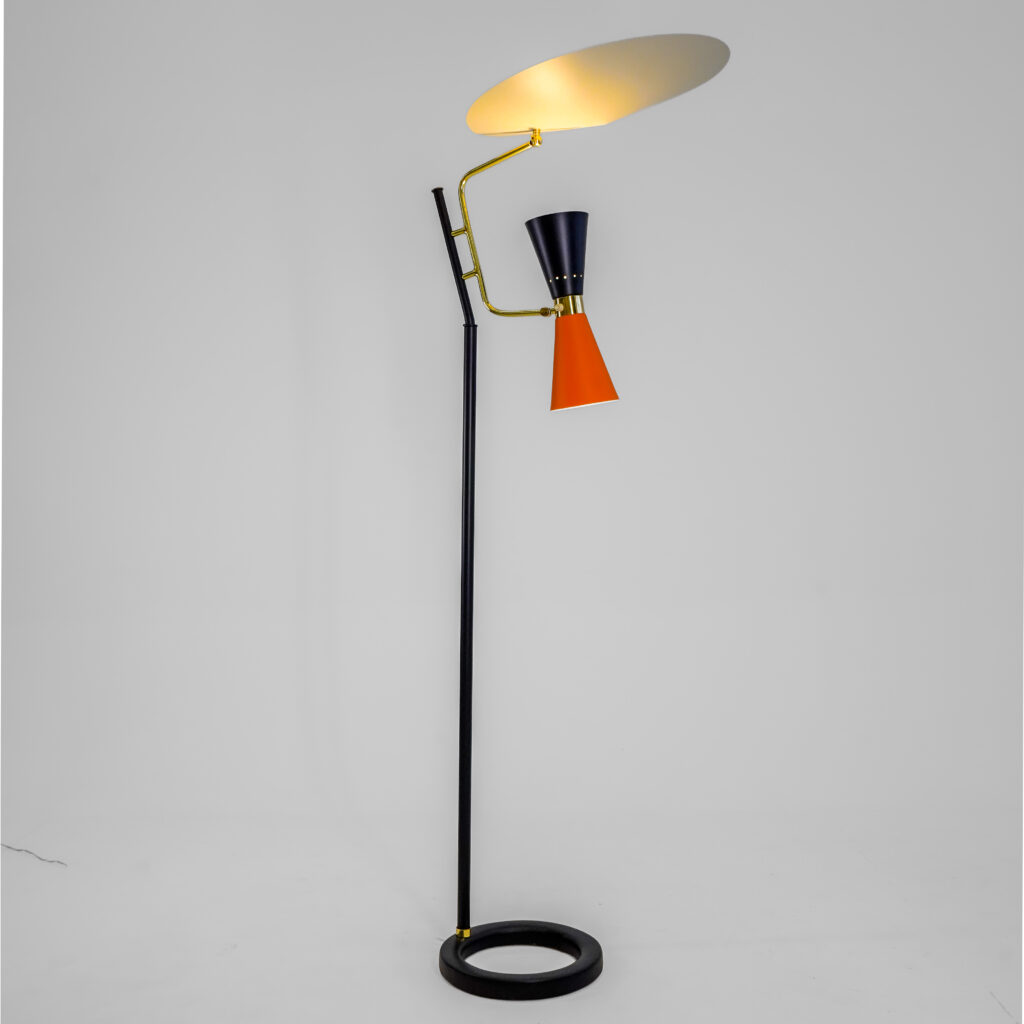Luminária de piso italiana da década de 1960, em metal, com rebatedor e dois focos de luz com acionamento independente.