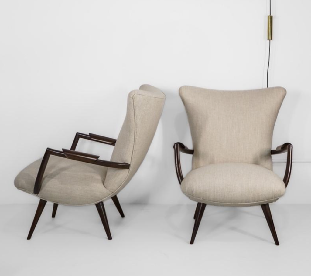 Par de poltronas, designer Giuseppe Scapinelli, déc de 60 em Caviuna maciça e revestimeto em linho