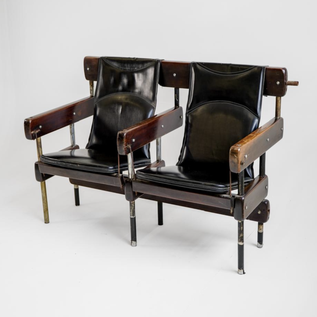 Longarina de dois lugares, designer Sergio Rodrigues para o Teatro SESC, Brasil, 1969