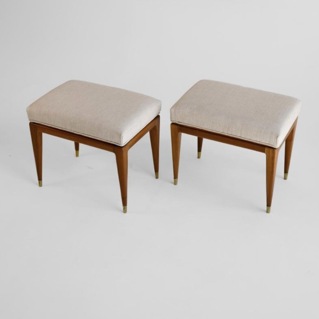 Par de banqueta escandinava, déc de 60, em madeira europeia, ponteira em metal.