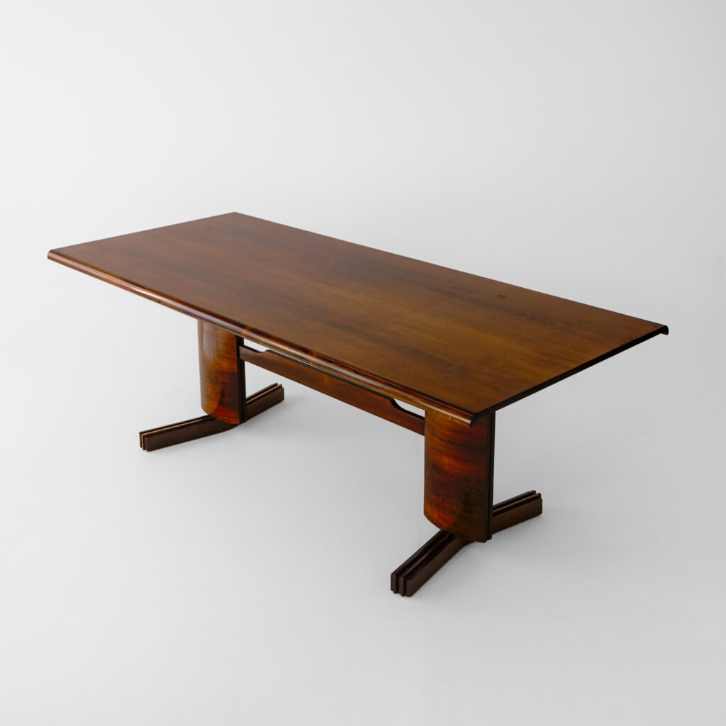 Mesa de jantar NovoRumo, design de Francesco Scapinelli, em Jacarandá, década de 1960.